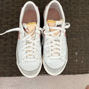 Nike low blazer, muted pink swoosh.